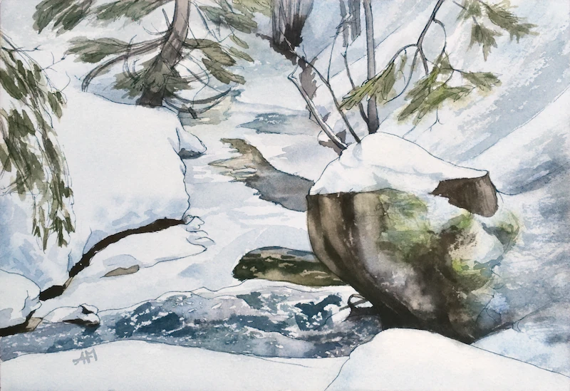Une grosse souche de pin penchée au-dessus d'un ruisseau partiellement gelé et recouvert de neige, en hiver en montagne