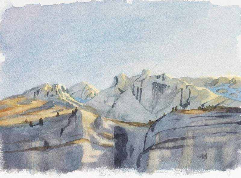 Le sommet de la Tournette, vu d'en bas, est éclairé d'une lumière douce et les rayons du soleil rasent les roches au printemps
