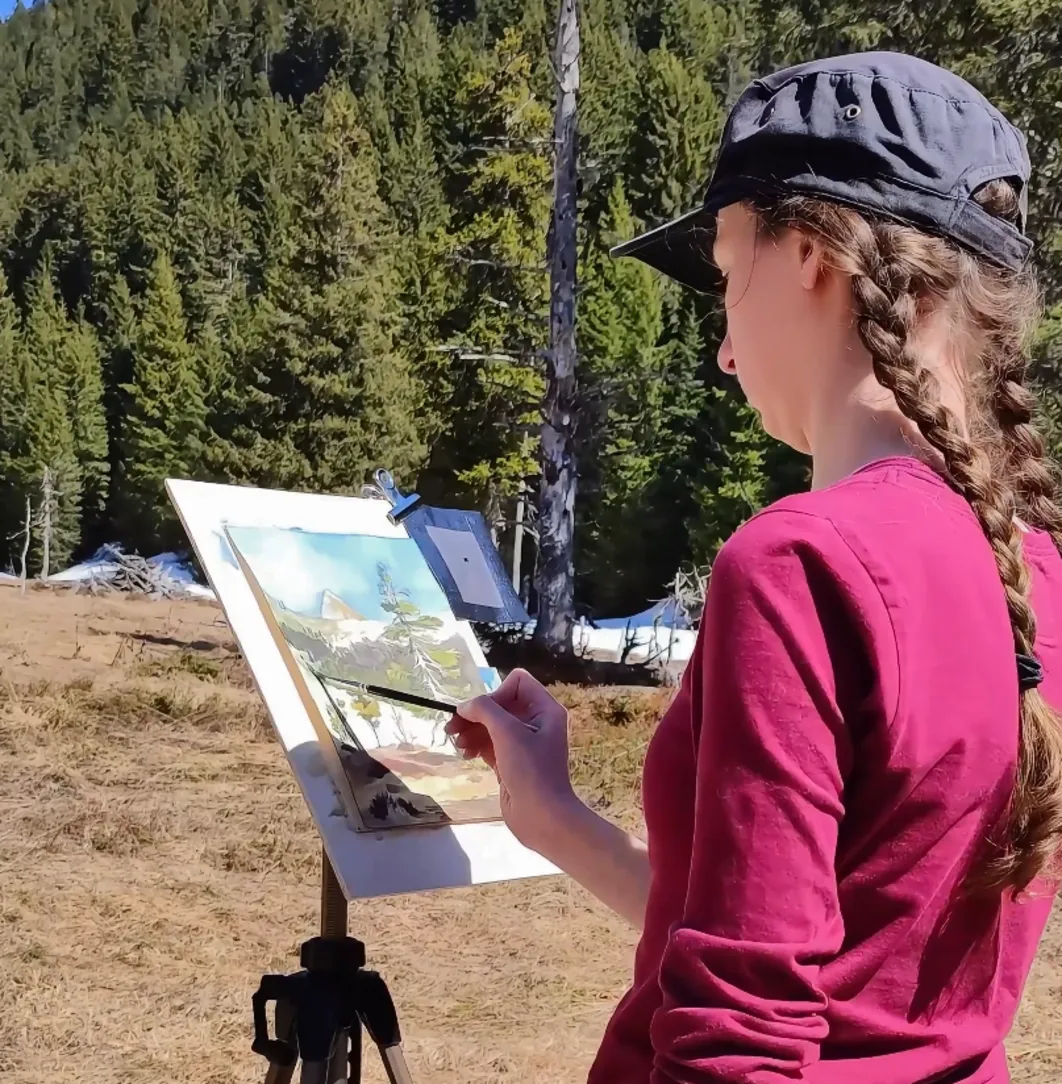 Aurélie Maumon peignant à la Roche Parnal