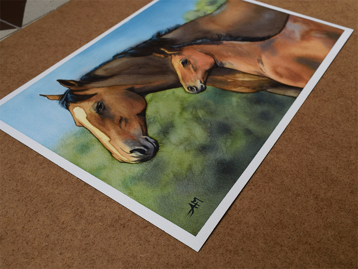 Photo de l'oeuvre "jument et poulain" de façon à montrer la signature et l'aspect de l'oeuvre depuis un autre angle de vue.