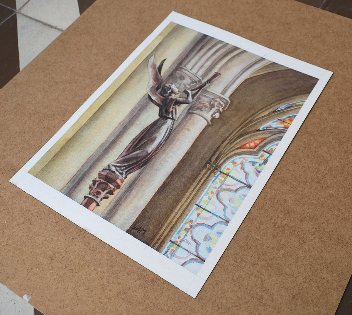 Photo de l'oeuvre "statue d'ange" de façon à montrer la signature et l'aspect de l'oeuvre depuis un autre angle de vue.