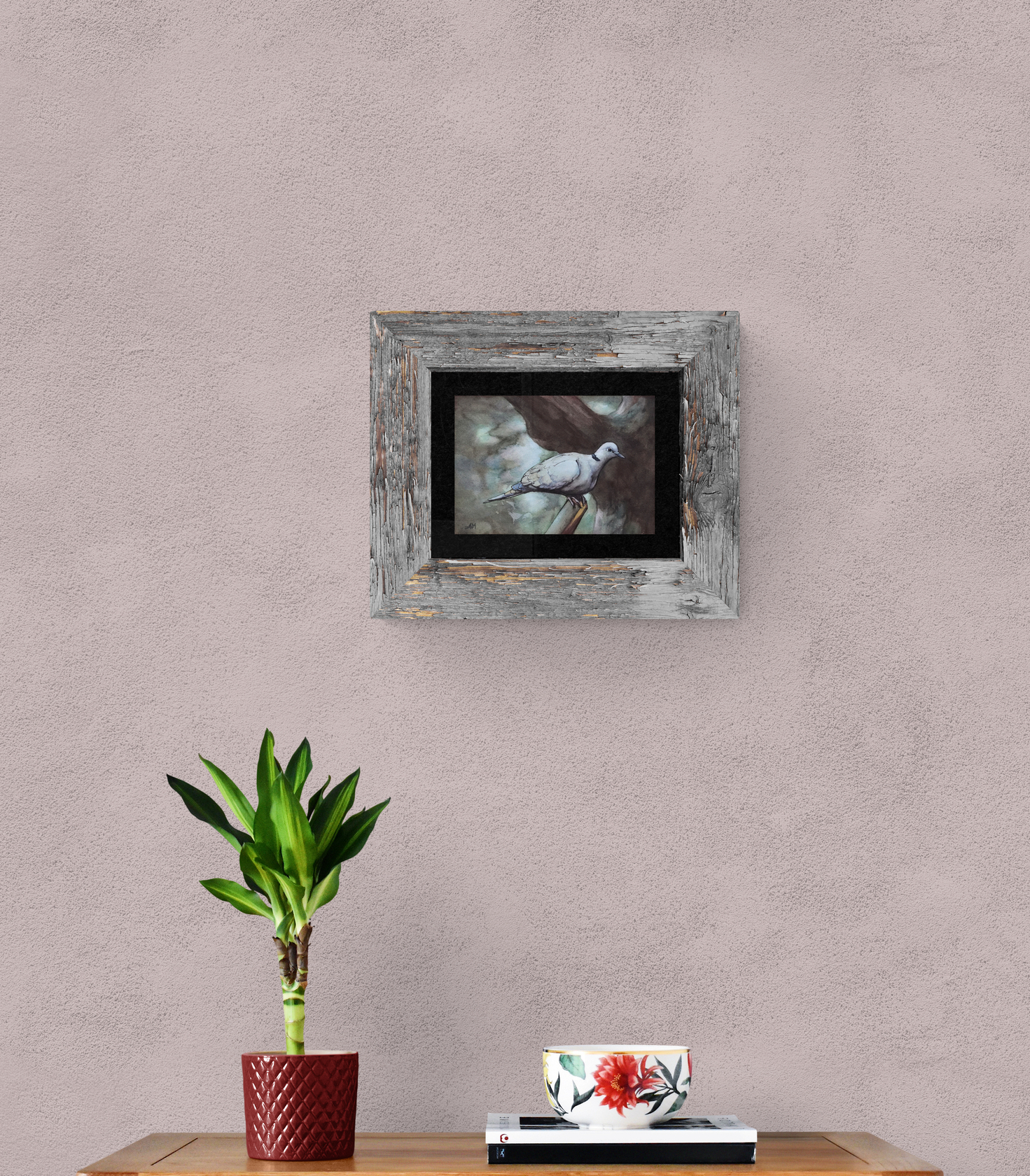 Photo de l'oeuvre "tourterelle" dans un exemple d'encadrement et mise en situation dans un intérieur.