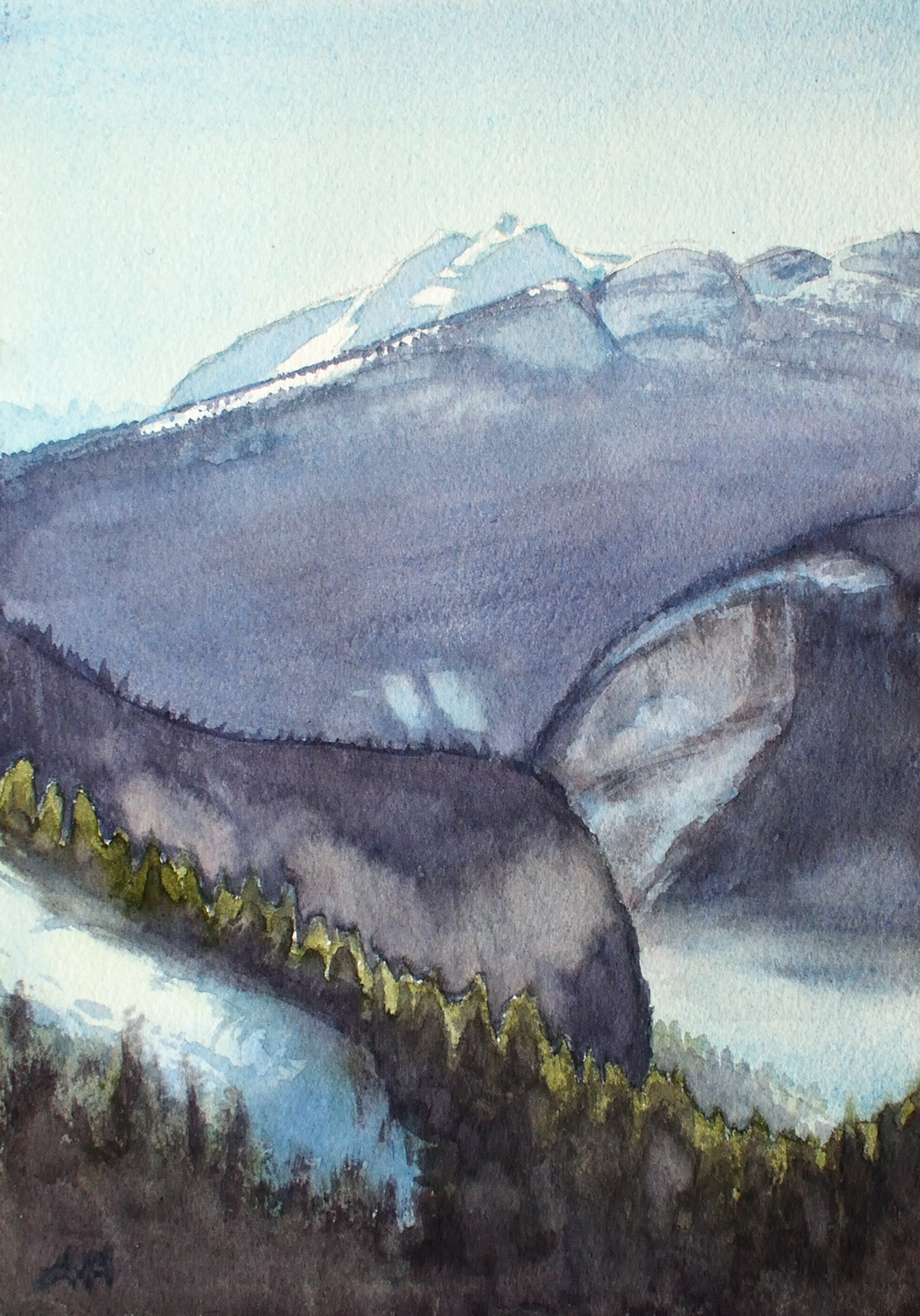 Aquarelle peinte en plein air représentant des montagnes enneigées et des forêts de conifères sombres. En contrebas, la brume persiste tandis qu'en haut le ciel est d'un bleu éclatant.