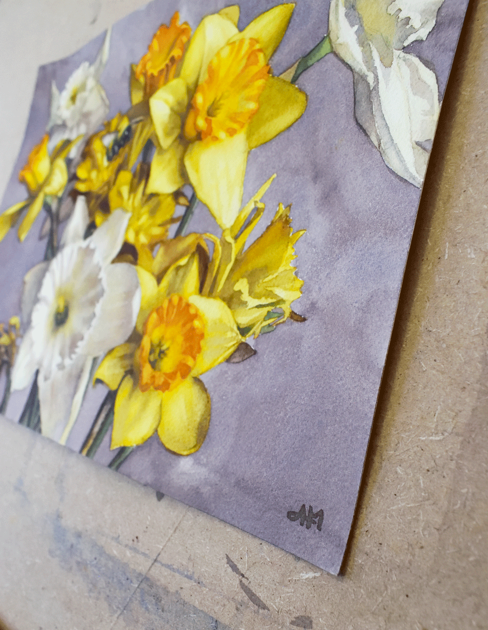 Détail de l'oeuvre "Bourdonner dans les jonquilles" avec la signature de l'artiste.