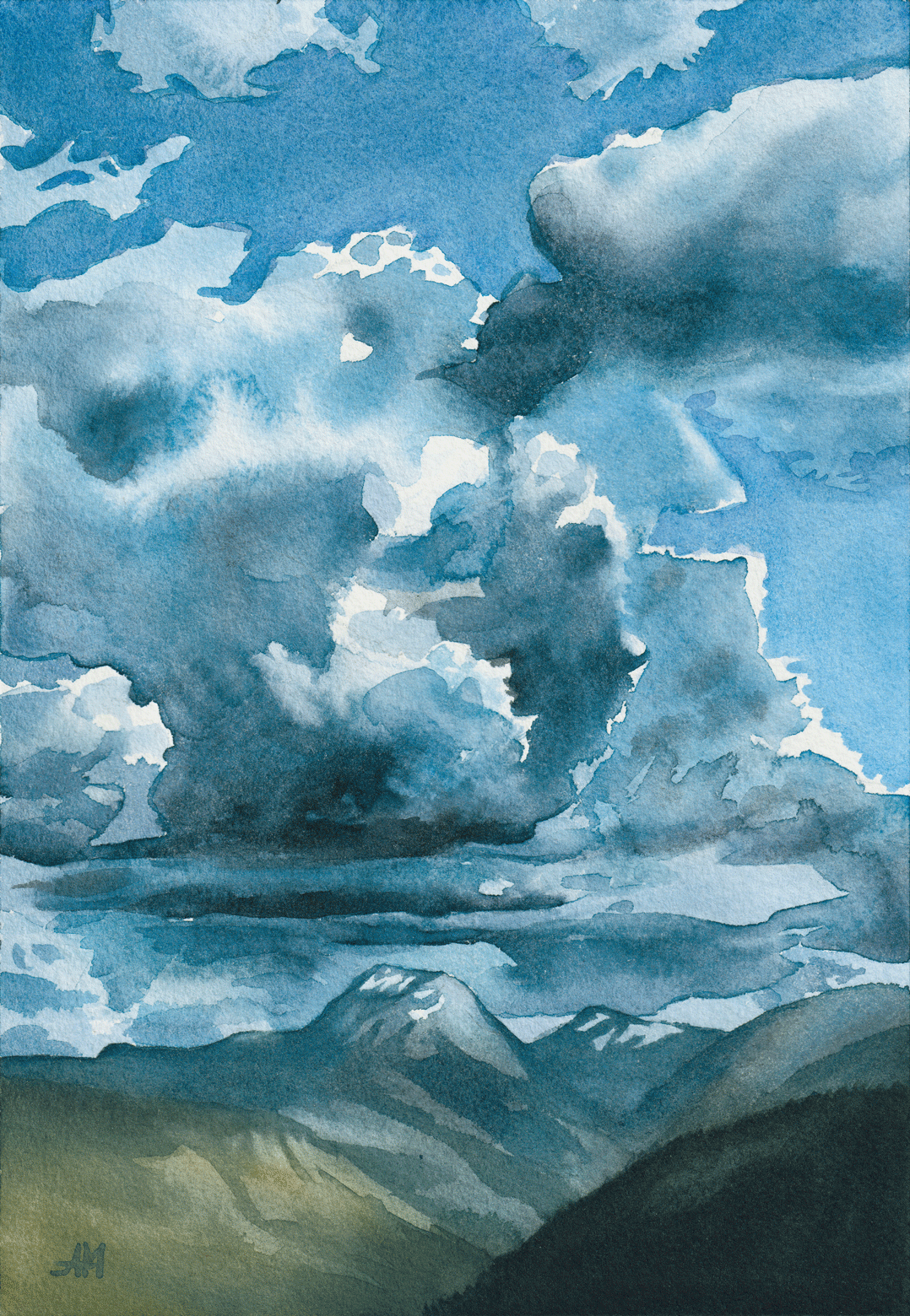 Grands nuages bleus et ciel bleu au-dessus des montagnes.