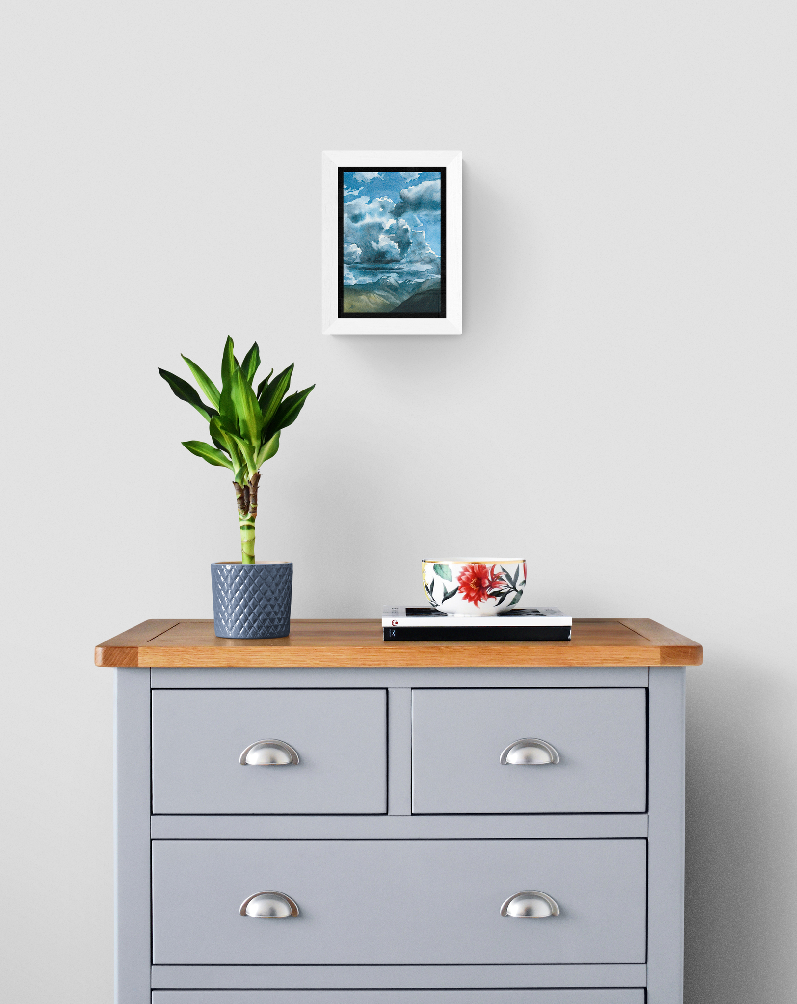 Oeuvre "Nuages bleus" encadrée et mise en situation au mur.