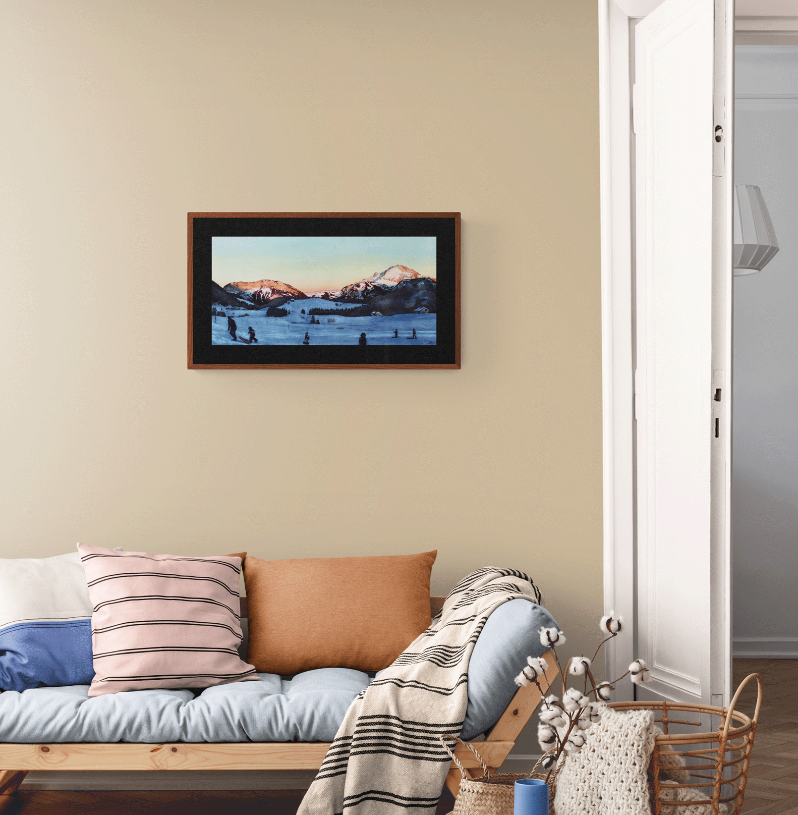 Photo de l'oeuvre "Soleil couchant au plateau des Glières" dans un exemple d'encadrement et mise en situation dans un intérieur.