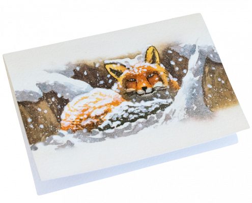 Carte de vœux peinte à la main représentant un renard couché dans la neige avec de gros flocons qui tombent.