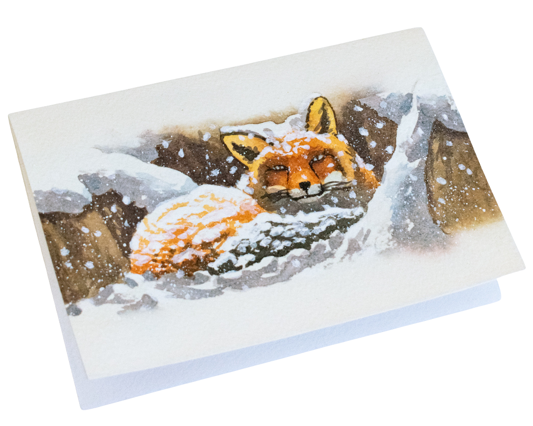 Carte de vœux peinte à la main représentant un renard couché dans la neige avec de gros flocons qui tombent.